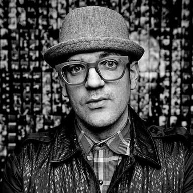 (English) An interview with Andrew Emil - Como las Grecas