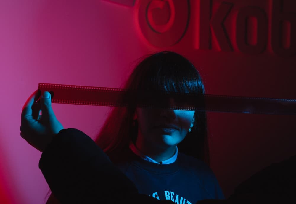pessoa sentada dentro de sala não bem iluminada