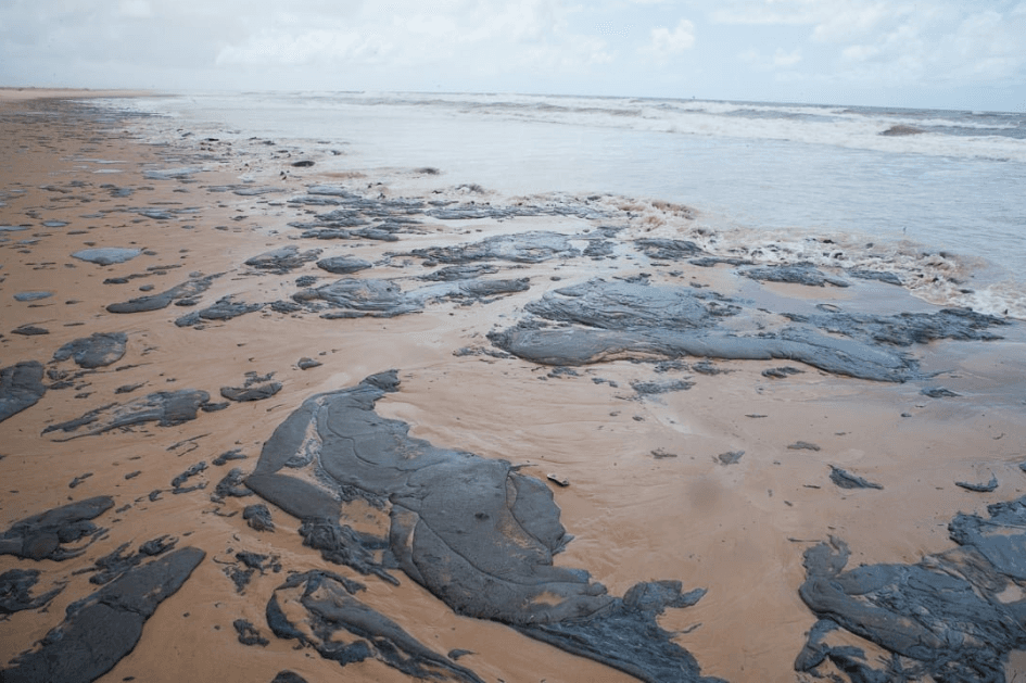 petróleo na praia da Bahia