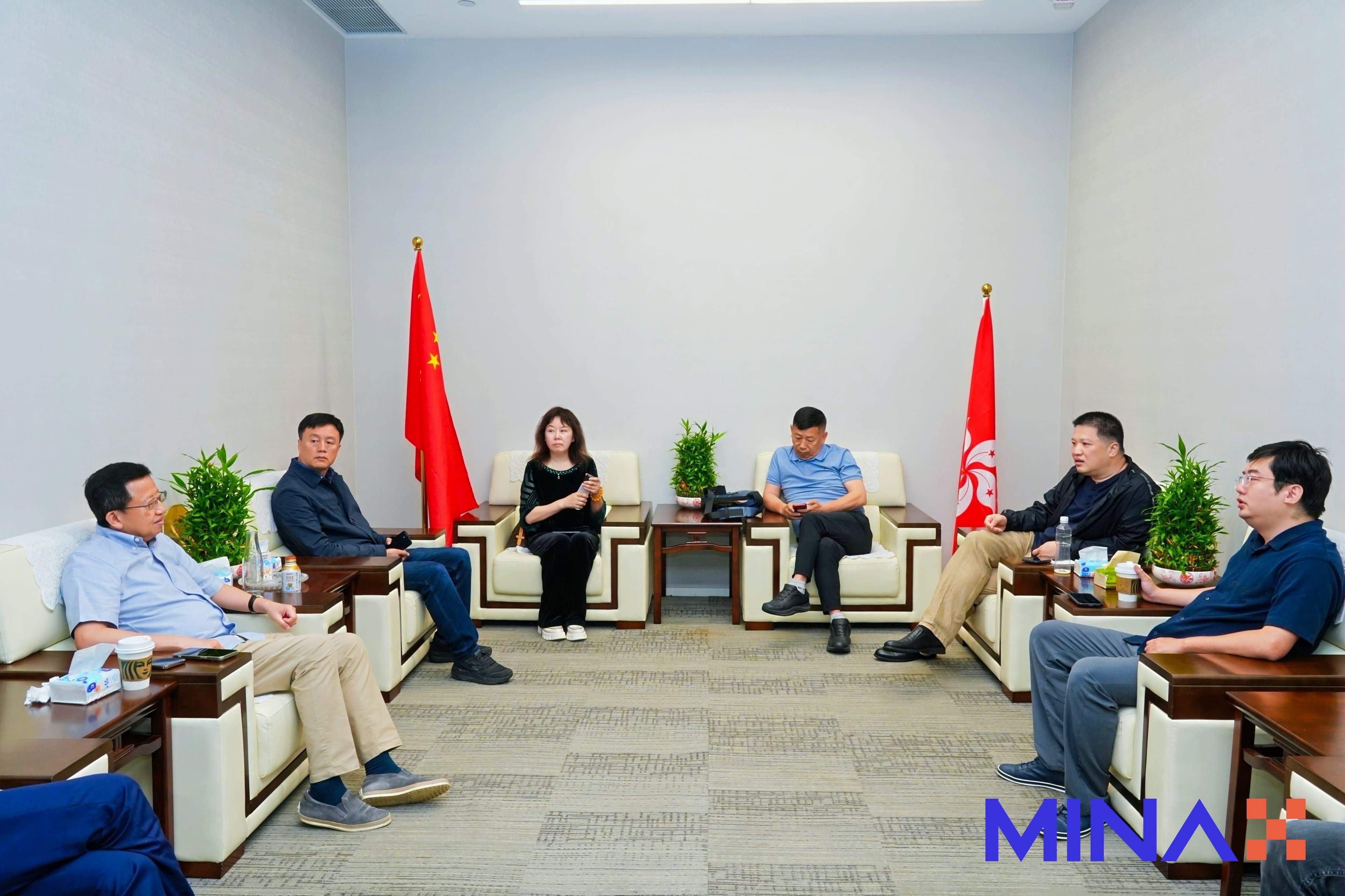 MINAX交易所主席、前美國摩根大通亞太區董事總經理龔方雄，沙特主權基金中國區首席代表、英國 48 傢俱樂部中國區首席代表王紫寧，MINAX交易所創始人鄧迪，鄭定向會長等在會前交流