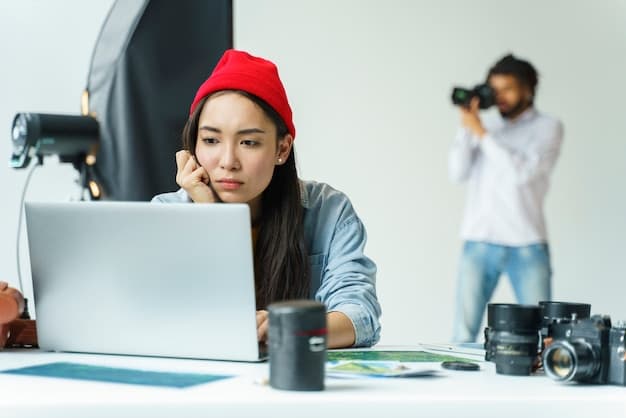 Foto grátis tiro médio mulher trabalhando no laptop
